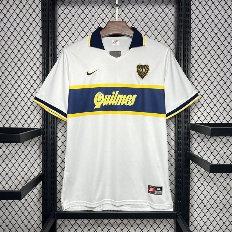 
Camisa Boca Juniors Away 1996/97 Nike Retrô Masculina branca com faixa azul e detalhes amarelos, escudo bordado e design clássico da temporada.

