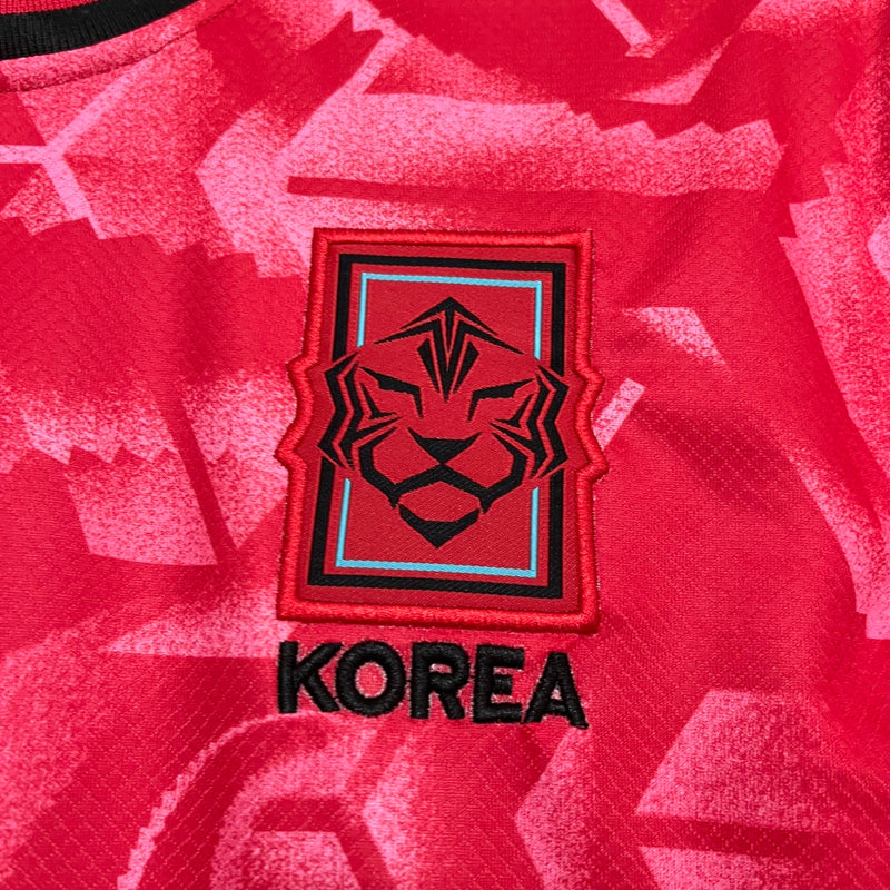 Camisa Coreia do Sul Home 2024/25 Masculina para torcedor, vermelha com detalhes em branco, modelo oficial da seleção sul-coreana, ideal para fãs da Coreia do Sul"