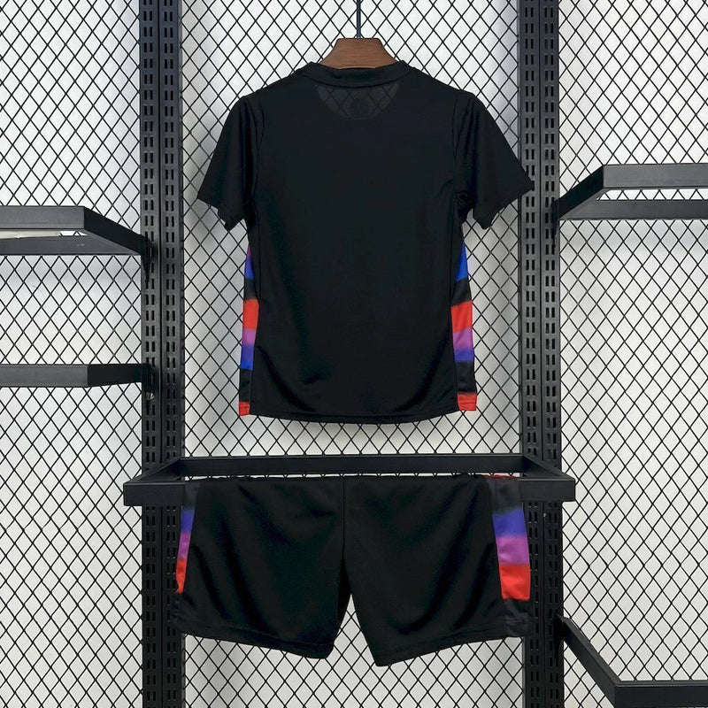 Conjunto Infantil Seleção Inglaterra 2025/26 Nike Away II Preto - Camisa e shorts leves, respiráveis e confortáveis para crianças em treinos e jogos