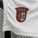 Kit Infantil Sporting Braga Home 2025/26 Puma, camiseta e shorts oficiais em vermelho e branco para crianças de 3-4 a 12-13 anos, design moderno e confortável, ideal para pequenos torcedores e colecionadores."