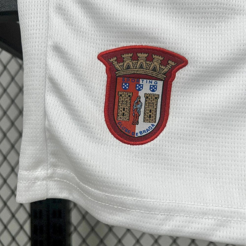 Kit Infantil Sporting Braga Home 2025/26 Puma, camiseta e shorts oficiais em vermelho e branco para crianças de 3-4 a 12-13 anos, design moderno e confortável, ideal para pequenos torcedores e colecionadores."