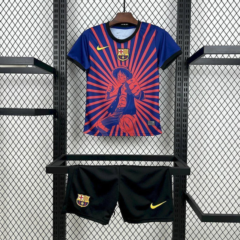 Kit Infantil Barcelona Edição One Piece 2025/26 Nike para crianças, camisa do Barcelona inspirada no anime One Piece, cores tradicionais do clube, ideal para torcedores mirins e uso em jogos ou lazer