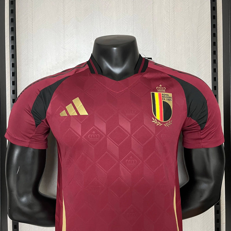 Camisa Bélgica Home I 2024/25 Adidas Jogador masculina, vinho, com escudo da seleção belga no peito, três listras Adidas nos ombros e tecnologia HEAT.RDY, modelo com caimento mais justo e tecido leve, ideal para máximo desempenho, treinos e colecionadores apaixonados.”