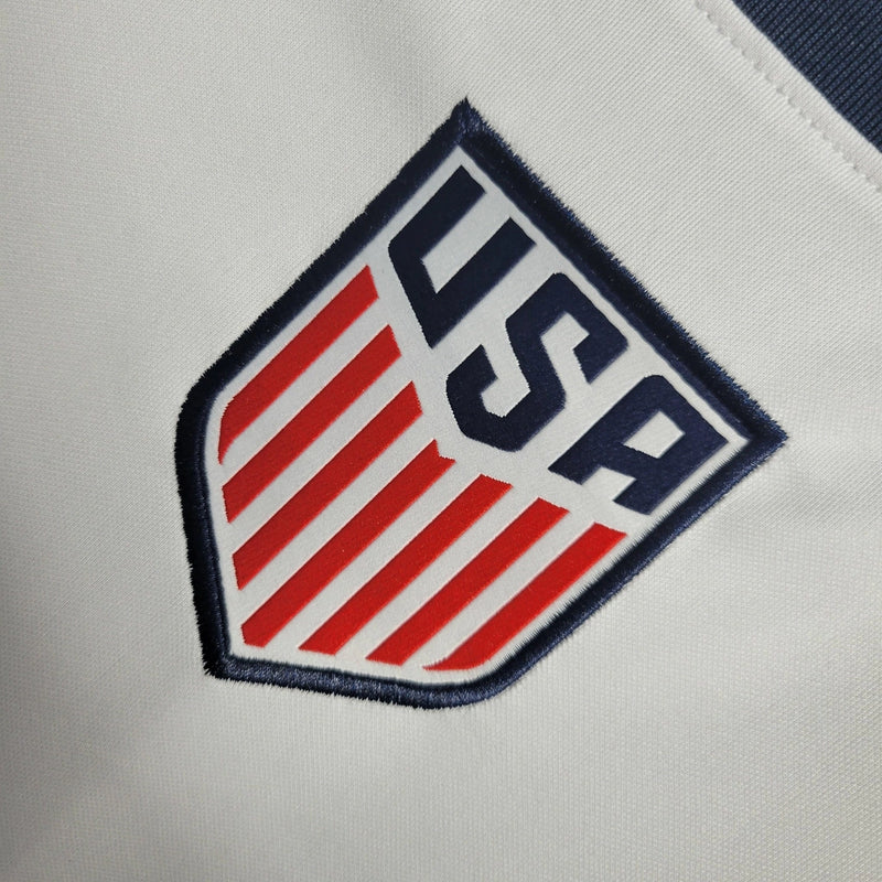 Camisa Estados Unidos Home I 2022/23 Nike Torcedor Masculina branca, uniforme principal USA soccer, escudo da seleção bordado, tecido leve e respirável, corte masculino."
camisa Estados Unidos 2022/23 branca
camisa USA soccer Home masculina
camisa seleção EUA torcedor
uniforme principal Estados Unidos Nike