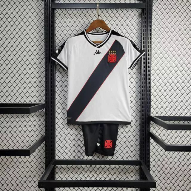 Kit Infantil Vasco Away (2) 2024/25 Kappa preto com faixa diagonal branca, camisa e short oficial para crianças torcedoras do Gigante da Colina