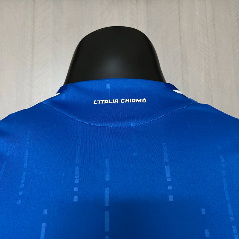 Camisa Itália Home I 2024/25 Adidas Jogador Masculina, azul, modelo slim fit de alta performance, com escudo da seleção italiana e logo Adidas em destaque, feita em tecido leve, respirável e usado pelos atletas.”