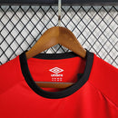 Camisa Athletico Paranaense Home (1) 2023/24 Umbro Torcedor Masculina com escudo oficial bordado e logo Umbro estampado, modelo clássico vermelho e preto do clube paranaense.