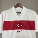 Camisa Turquia Home I 2024/25 Nike masculina branca com detalhes vermelhos, gola careca e tecido leve respirável para torcedores"