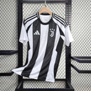 Camisa Juventus Home I 2024/25 Adidas Torcedor Masculina - uniforme principal da Juve na temporada, modelo branco com listras pretas clássicas, escudo do clube bordado, logo Adidas e design moderno para os torcedores bianconeri.