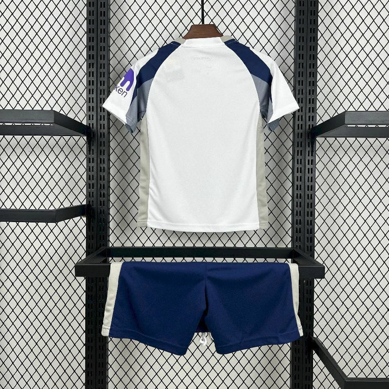 Kit Infantil Tottenham Home (1) 2025/26 Nike, camisa branca com detalhes em azul marinho e shorts oficiais, disponível para crianças de 3-4 a 12-13 anos, confortável e ideal para pequenos torcedores