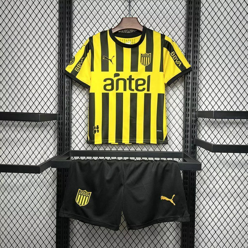 Kit Infantil Peñarol Home 2024/25 Puma - uniforme oficial infantil com camisa listrada amarela e preta e shorts, produto confortável e autêntico para pequenos torcedores do clube uruguaio