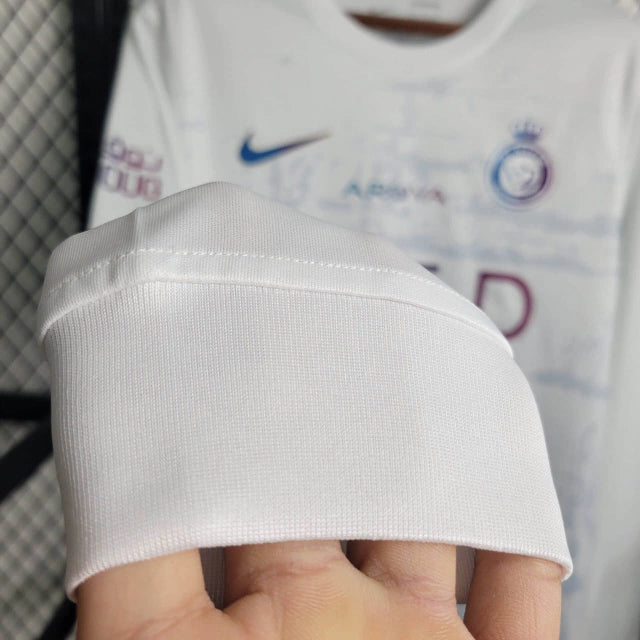 Camisa Al-Nassr Third (3) 2023/24 Nike Torcedor Manga Longa Masculina na cor preta com detalhes dourados, escudo do clube e logo da Nike em destaque"