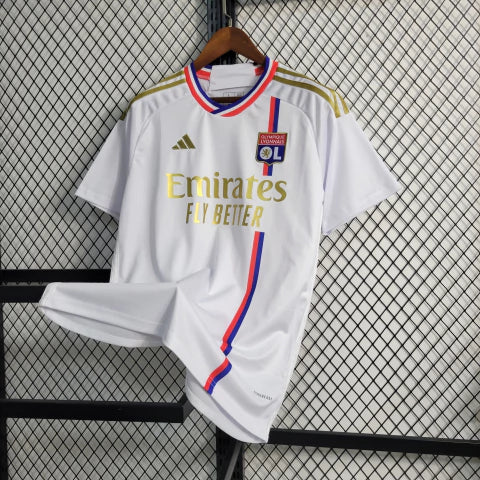 Camisa Olympique Lyon Home I 2023/24 Adidas Torcedor Masculina Branca, com faixas azul e vermelha, escudo aplicado e tecnologia AEROREADY para conforto e estilo dos torcedores do Lyon.”