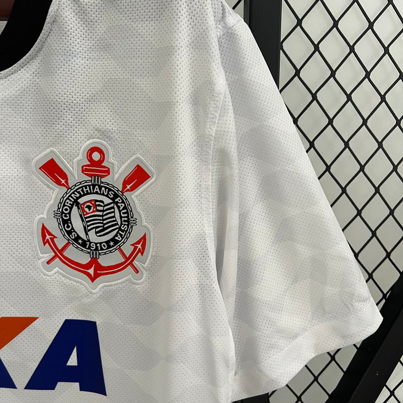 Camisa Corinthians Home I 2012/13 Nike Torcedor Masculina branca vista frontal


Detalhe do escudo bordado da camisa Corinthians 2012 Nike 


Camisa do Corinthians 2012/13 Nike modelo torcedor masculina


Vista traseira da camisa branca do Corinthians temporada 2012 2013"

Close na gola polo preta da camisa Corinthians Nike 2012


Etiqueta Nike Dri-FIT na camisa Corinthians 2012 