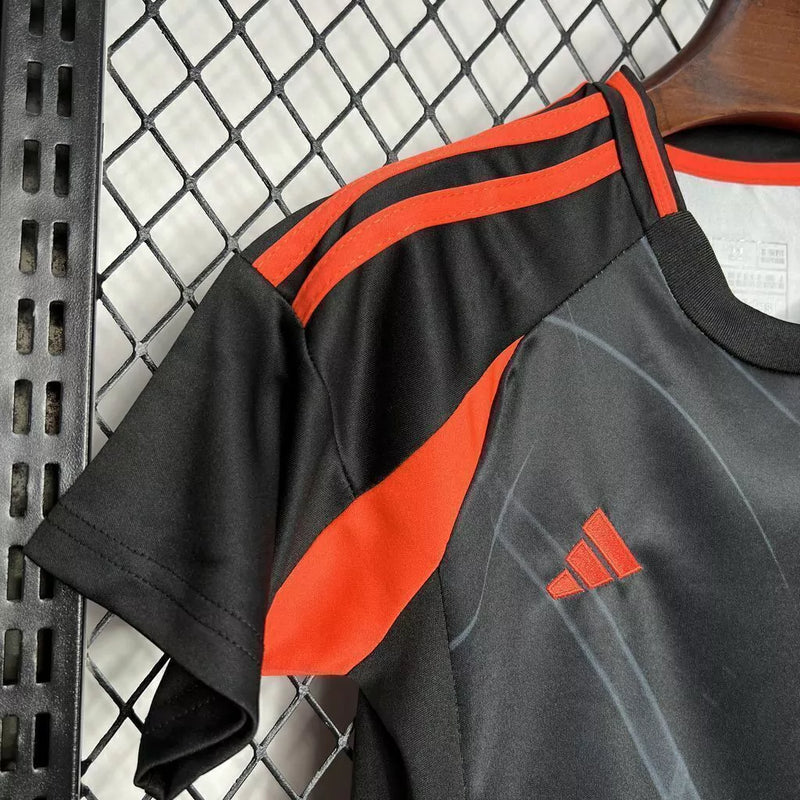 Kit Infantil Colômbia Away II 2024/25 Adidas Copa América com camisa e short, tecido leve e respirável, ideal para pequenos torcedores colombianos com estilo e conforto