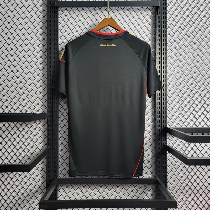 Camisa Alemanha Away II 2010/11 Adidas Retrô Masculina branca com detalhes em preto e vermelho, tecido leve e respirável, corte masculino – ideal para torcer, colecionar e uso casual.