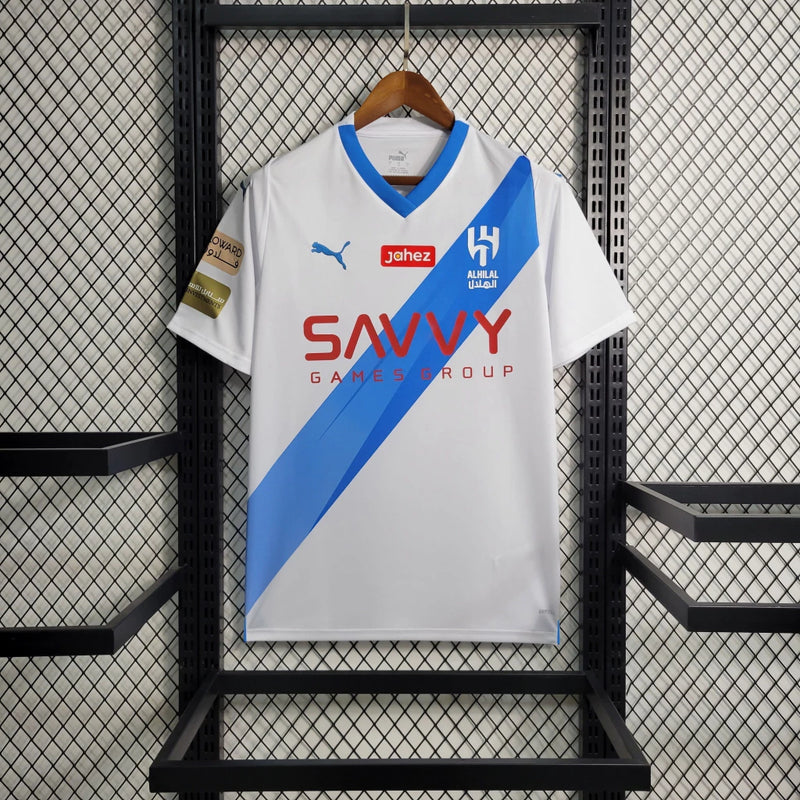 Camisa Al-Hilal Away (2) 2023/24 Puma Torcedor Masculina com escudo oficial bordado e logo da Puma, modelo de visitante do clube de futebol saudita.