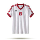 Camisa Polônia Home I 1982/83 Adidas Retrô Masculina, branca, com escudo da seleção polonesa e logo Adidas bordados, feita em tecido leve e confortável, modelo retrô masculino com caimento tradicional, ideal para colecionadores e uso casual.”