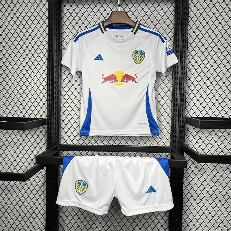 Kit Infantil Leeds United Home I 2024/25 Adidas com camisa e short, tecido leve e respirável, ideal para pequenos torcedores dos Whites com estilo e conforto."