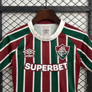 Kit Infantil Fluminense Home 2025/26 Umbro, camisa tricolor verde, grená e branca com shorts e meias combinando, uniforme oficial para crianças de 3 a 13 anos torcedoras do Fluminense."