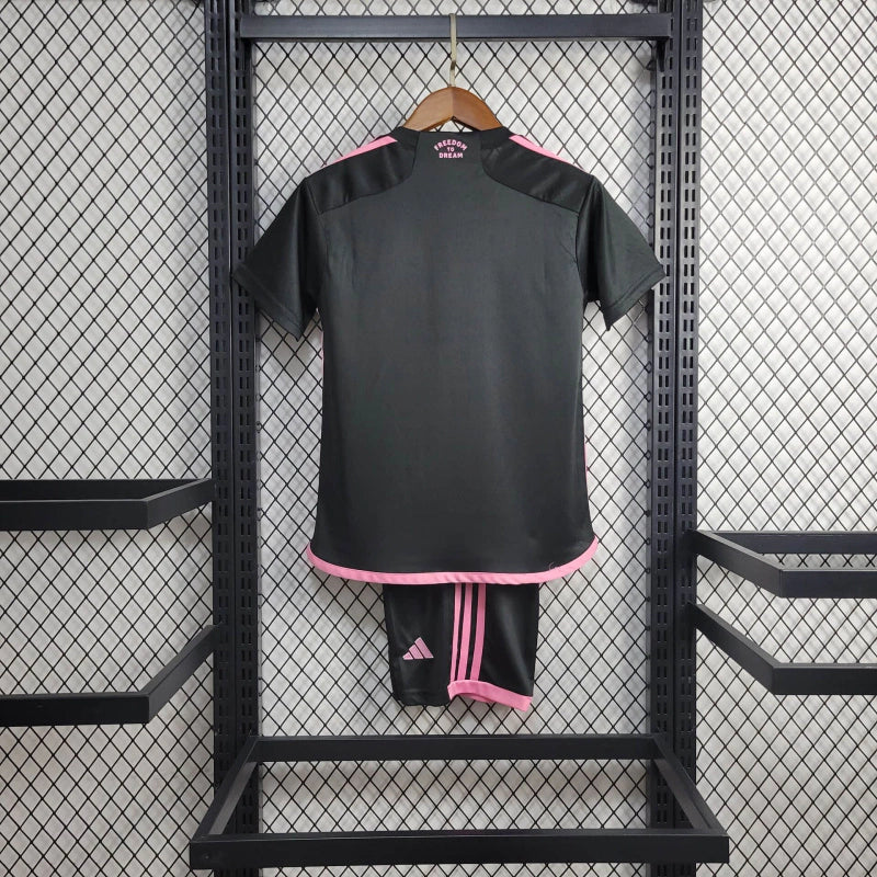 Kit Infantil Inter Miami Away 2024/25 Adidas – camisa rosa vibrante com detalhes em preto e shorts combinando, uniforme infantil oficial do Inter Miami, leve, respirável e confortável para crianças de 3 a 13 anos."