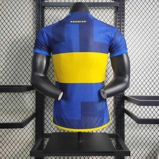 “Camisa oficial de futebol masculina, com design moderno e cores vibrantes, destacando o escudo do clube e logo da marca esportiva”
