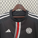 Texto alternativo para imagem:
Camisa River Plate Third 2023/24 Adidas Torcedor Masculina preta com grafismos geométricos cinza, detalhes em vermelho, escudo do River Plate bordado e logo Adidas no peito.

