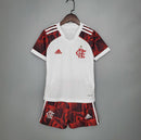 Kit Infantil Flamengo Away 2023/24 Adidas, camisa branca com detalhes em vermelho e preto, shorts e meias combinando, uniforme oficial para torcedores mirins do Mengão."