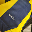 Camisa Fenerbahçe Home I 2023/24 Puma masculina em amarelo e azul, com escudo bordado e tecido respirável dryCELL, ideal para torcer e jogar futebol com conforto."