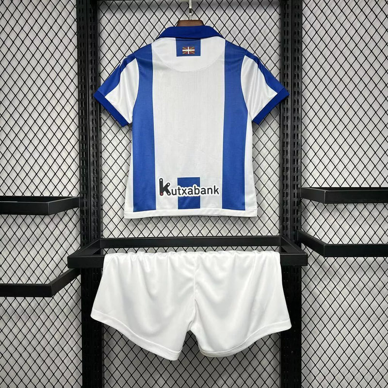 “Verso da camisa infantil Real Sociedad Home 2024/25, uniforme oficial para crianças, design clássico do clube espanhol da La Liga”