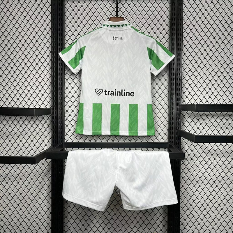 Kit Infantil Real Betis Home 2024/25 oficial com camisa listrada verde e branca e shorts, uniforme infantil completo para torcedores do Verdiblanco