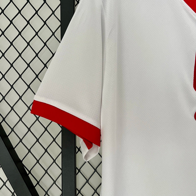 Camisa Polônia Home I 2024/25 Nike Torcedor Masculina, branca, com escudo da seleção polonesa e logo Nike em destaque, feita em tecido leve e respirável, modelo masculino com caimento confortável, ideal para jogos e uso casual.”