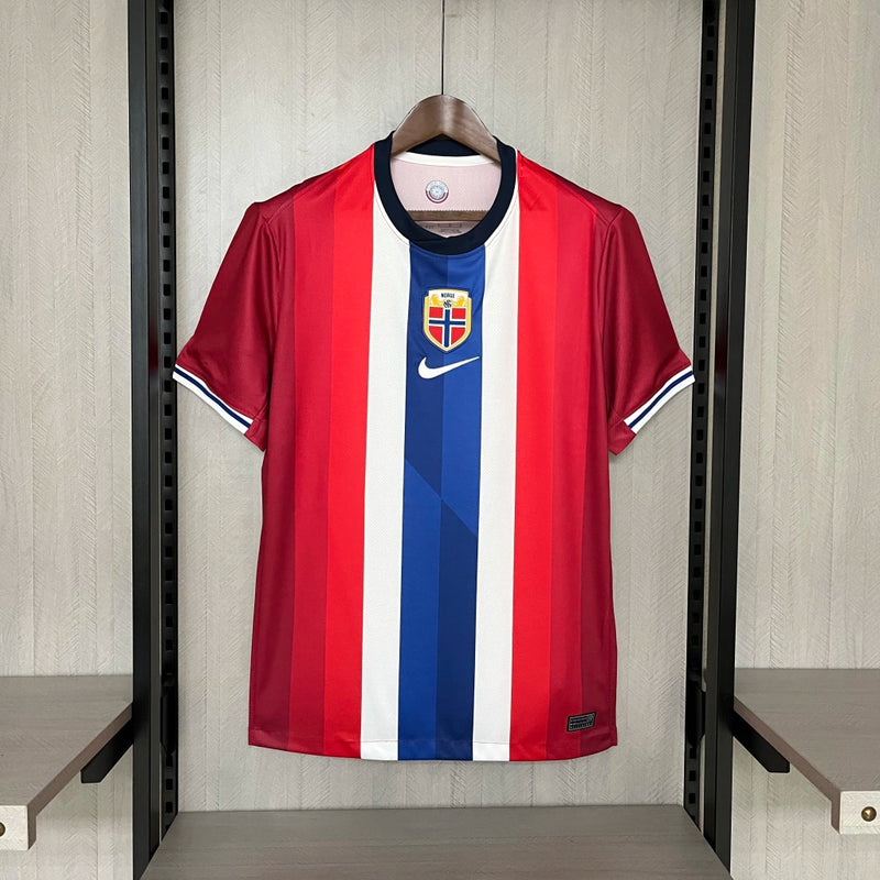 Camisa Noruega Home I 2024/25 Nike masculina vermelha com detalhes em azul e branco, gola careca, mangas curtas e tecido leve respirável para torcedores