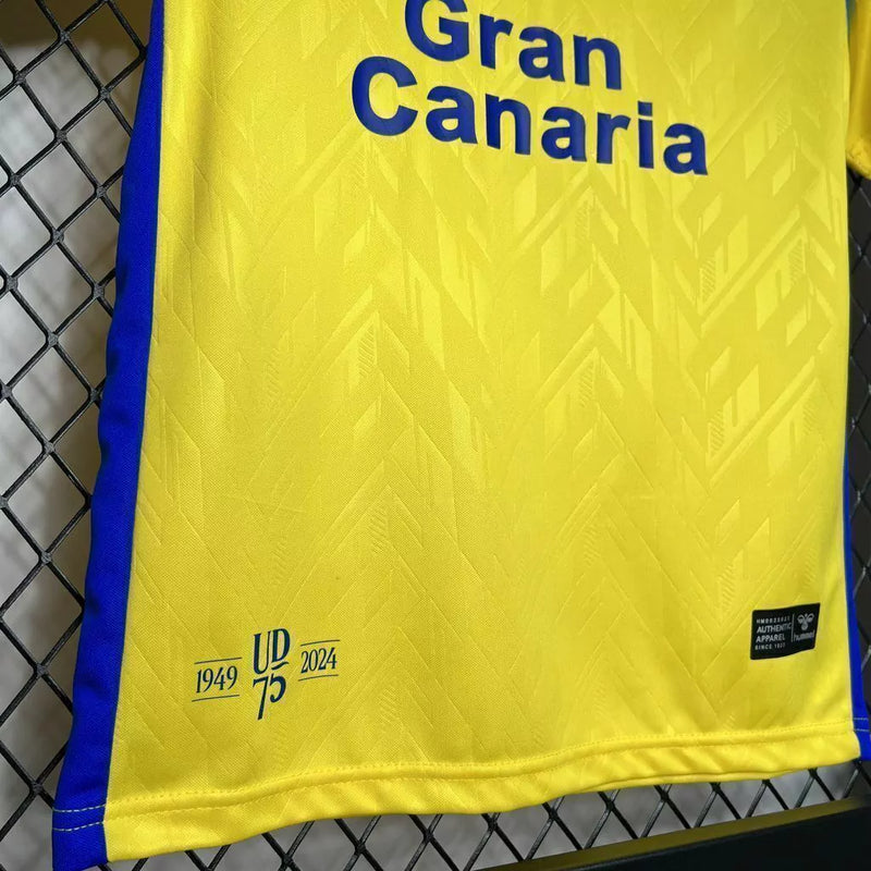 Kit Infantil Las Palmas Home I 2024/25 Hummel com camisa e short, tecido leve e respirável, ideal para pequenos torcedores do clube espanhol com estilo e conforto."