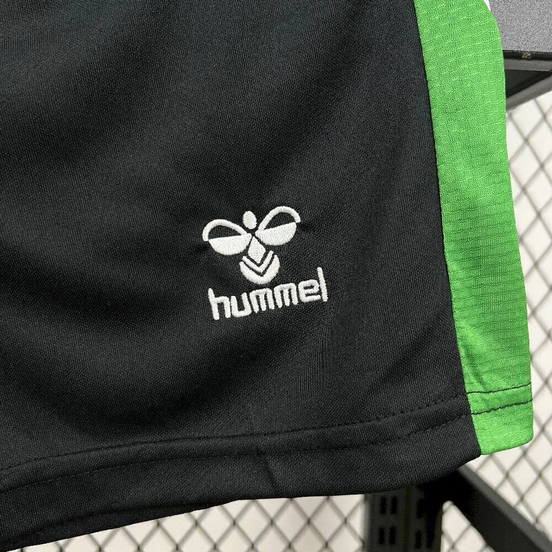 Kit Infantil Real Bétis Home (1) 2025/26 Hummel oficial, camisa verde e branca com escudo do Real Bétis em destaque, shorts combinando, uniforme completo para crianças de 3 a 13 anos"