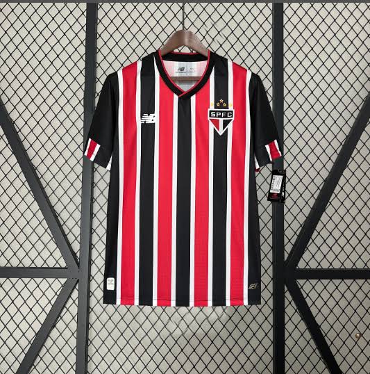 Camisa São Paulo Away II 2024/25 New Balance Torcedor Masculina branca com detalhes em vermelho e preto, leve e respirável, ideal para jogos, treinos e torcedores do Tricolor Paulista."