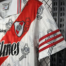 Texto alternativo para imagem:
Camisa River Plate Home 1996/97 Adidas Retrô Masculina branca com faixa diagonal vermelha, escudo bordado do River Plate no peito e logo Adidas estampado.

