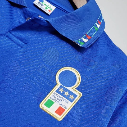 Camisa Itália Home I 1994/95 Retrô masculina, azul, com escudo da seleção italiana no peito e detalhes clássicos da temporada 1994/95, feita em tecido leve e confortável, ideal para colecionadores, fãs de futebol histórico e uso casual.”