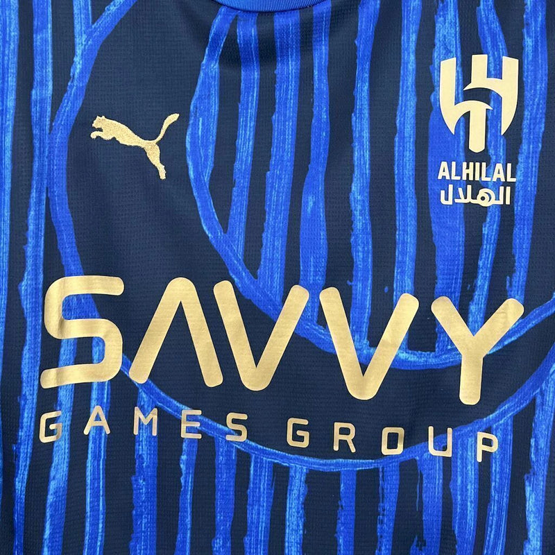 Camisa Al-Hilal Home I 2025/26 Puma Torcedor Masculina azul, uniforme oficial do clube saudita Al-Hilal, design moderno com tecnologia Puma DryCell, confortável e respirável, ideal para torcedores, colecionadores e fãs de futebol asiático
