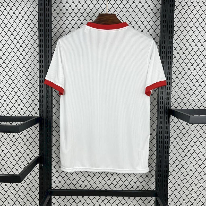 Camisa Benfica 2025/26 Adidas Torcedor Masculina branca com detalhes vermelhos, escudo bordado do clube e logo Adidas estampado – uniforme oficial para torcedores do Benfica, conforto com tecnologia AEROREADY, estilo e autenticidade em futebol português."