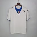 Camisa Itália Away II 2006/07 Puma Retrô masculina, branca, com escudo da seleção italiana no peito e detalhes clássicos da temporada 2006/07, feita em tecido leve e confortável, ideal para colecionadores, fãs de futebol retrô e uso casual.”