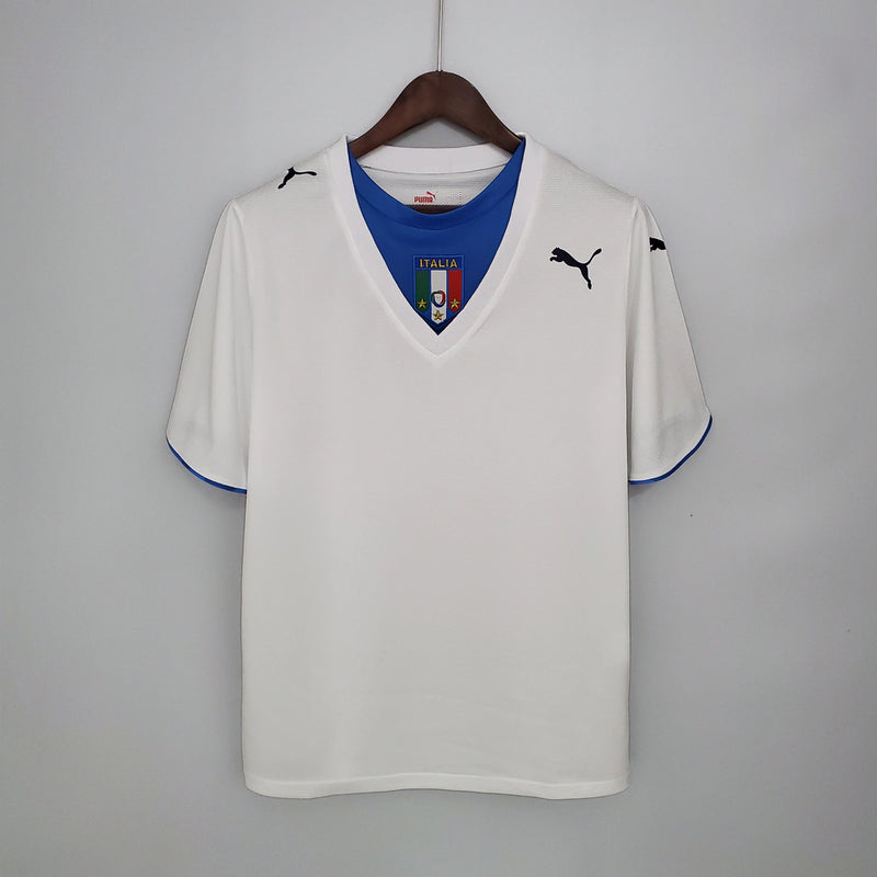 Camisa Itália Away II 2006/07 Puma Retrô masculina, branca, com escudo da seleção italiana no peito e detalhes clássicos da temporada 2006/07, feita em tecido leve e confortável, ideal para colecionadores, fãs de futebol retrô e uso casual.”