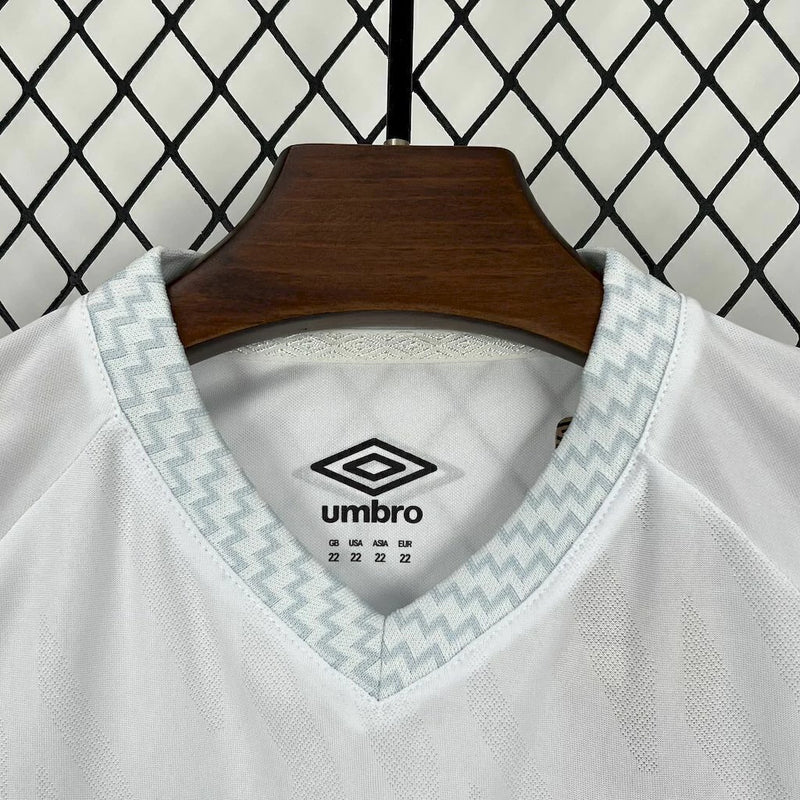 Kit Infantil Santos Home (1) 2025/26 Umbro oficial – uniforme completo com camisa branca tradicional e short, ideal para pequenos torcedores do Peixe"
