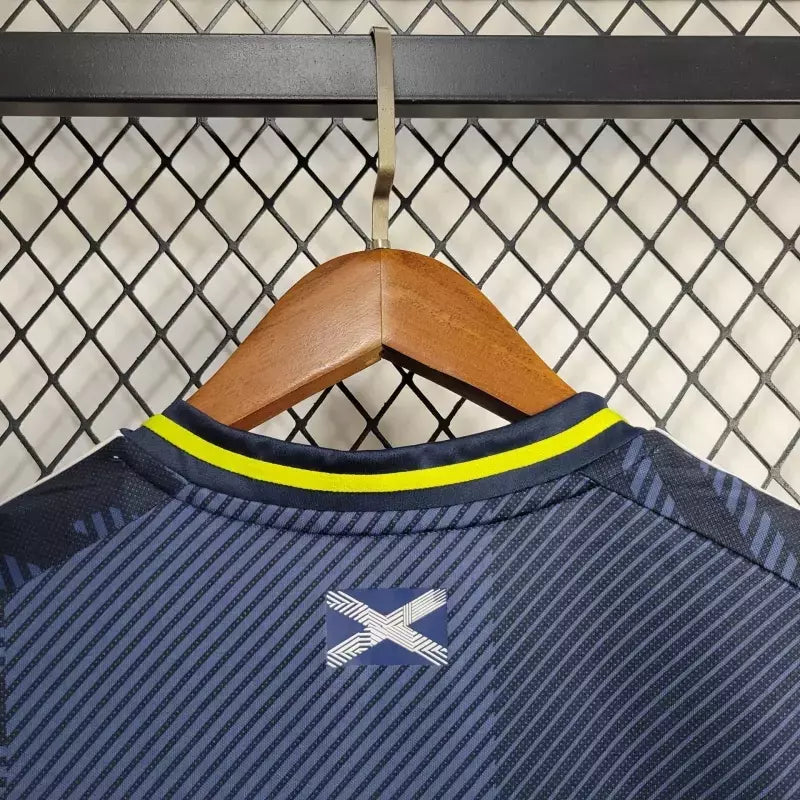 Camisa Escócia Home 2024/25 Masculina Adidas para torcedor, azul escuro com detalhes em branco, modelo oficial da seleção escocesa, ideal para fãs da Escócia