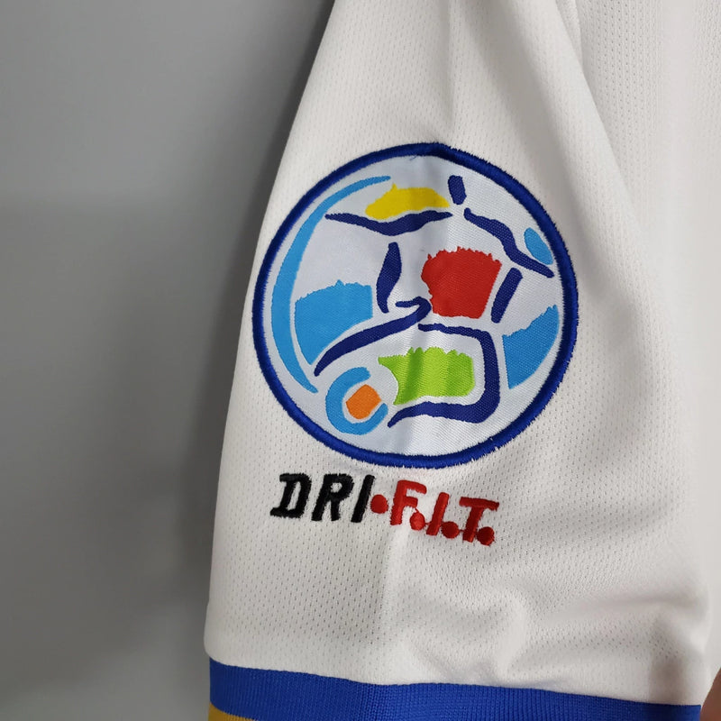 Camisa Itália Away II 1996/97 Nike Retrô masculina, branca, com escudo da seleção italiana no peito e logo Nike, feita em tecido leve e confortável, modelo retrô com caimento solto e tradicional, ideal para colecionadores e fãs de futebol histórico.”
