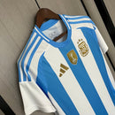 Camisa Argentina Home 2024/25 Torcedor Masculina Adidas com Patch de Campeão – , branca e azul celeste
