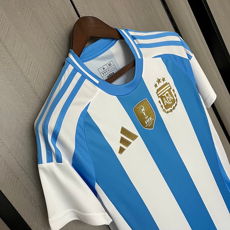 Camisa Argentina Home 2024/25 Torcedor Masculina Adidas com Patch de Campeão – , branca e azul celeste