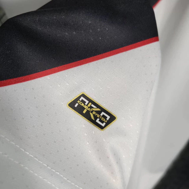 Camisa Vasco Away II 1997/98 Kappa Retrô Masculina, listras pretas e brancas, escudo do Vasco bordado no peito, gola redonda, tecido leve e respirável, ideal para torcedores e colecionadores.