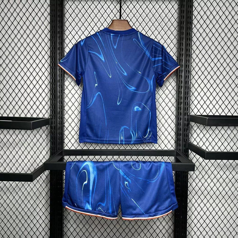 "Kit Infantil Chelsea FC Home (1) 2024/25 Nike oficial, camisa azul com escudo do Chelsea, shorts combinando, uniforme completo e confortável para crianças de 3 a 13 anos"
