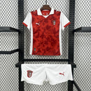 Kit Infantil Sporting Braga Home 2025/26 Puma, camiseta e shorts oficiais em vermelho e branco para crianças de 3-4 a 12-13 anos, design moderno e confortável, ideal para pequenos torcedores e colecionadores."